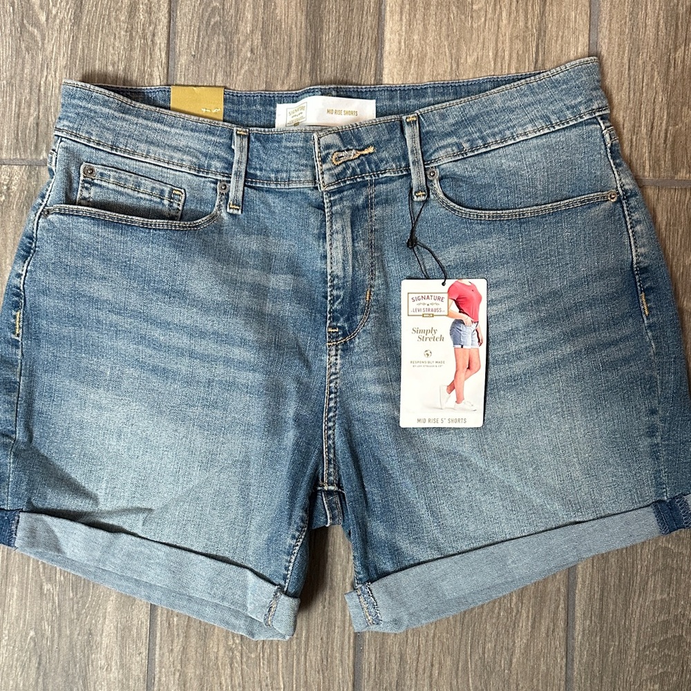 Levi's Classic Blue Jean Shorts, Size 10. Mid Rise, Acid Wash. NWT